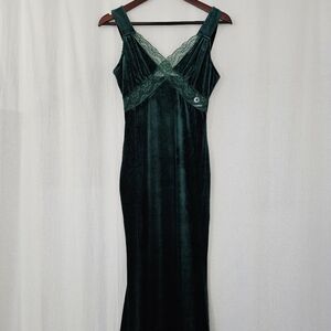 Ekaliy Lace Trim Maxi Dress in Green Velvet Women’s Size S